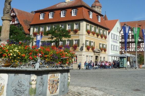 Der Marktplatz von Feuchtwangen mit Röhrenbrunnen